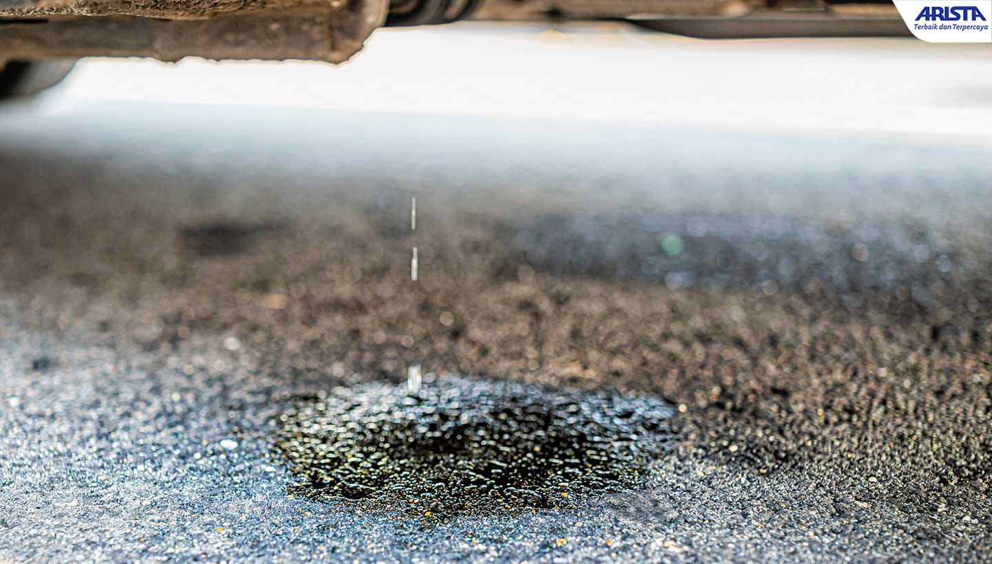 Mobil yang baru dicuci bersih dan berkilau, dengan air menetes di permukaannya.