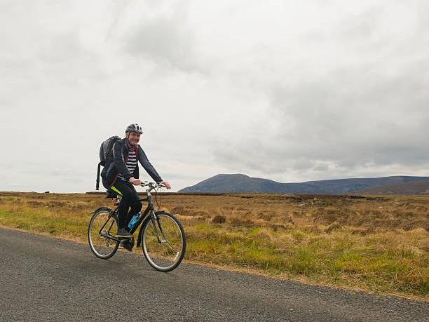 Gambar sepeda jalan United Sterling terparkir dengan rapi di jalan aspal kosong, siap untuk dikendarai, menonjolkan kesederhanaan dan aksesibilitasnya, dengan latar belakang samar Bekasi.