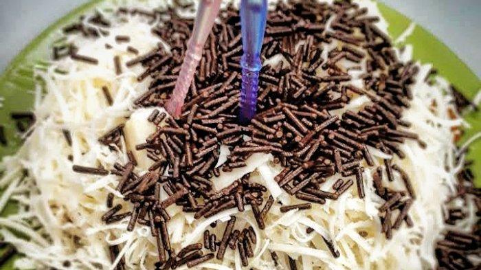 Potongan roti bakar dengan topping keju cokelat dan taburan meses, di piring saji, suasana menggugah selera.