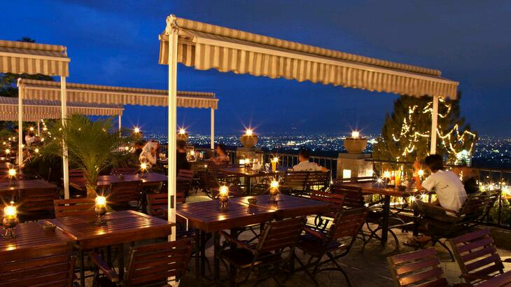 The Valley Bistro Cafe di malam hari dengan pemandangan lampu kota Bandung.