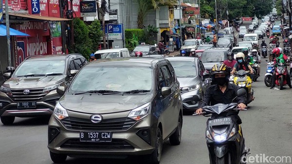 Gambar jalanan perumahan modern yang ramai di Sukajadi.