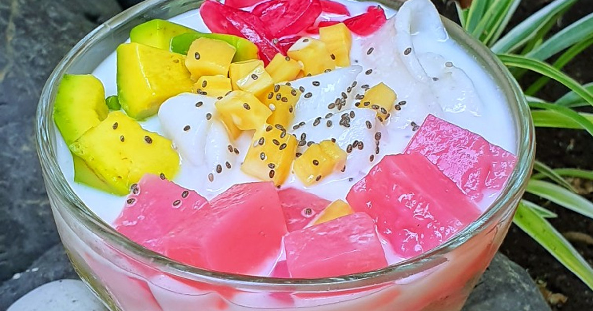 Semangkuk Es Goyobod dengan isian melimpah dan siraman santan serta sirup gula merah.