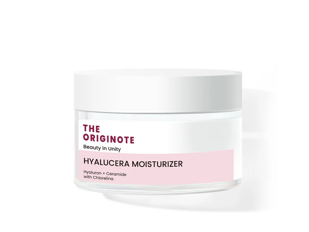 Gambar jar The Originote Hyalucera Moisturizer dengan swatch tekstur gel bening, menonjolkan sifat ringan namun efektif untuk perbaikan barrier, dengan latar belakang samar Bandung.