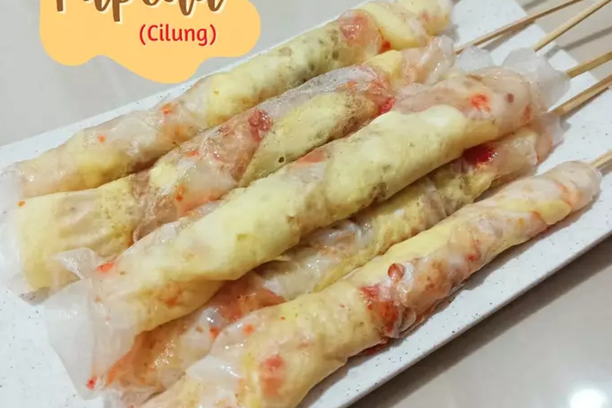 Beberapa potong kue cubit setengah matang dengan taburan meses di atasnya.