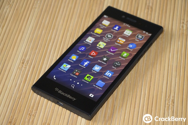 Layar smartphone menampilkan notifikasi komentar dan pesan langsung, dengan jari yang siap mengetik balasan, menunjukkan interaksi dua arah.