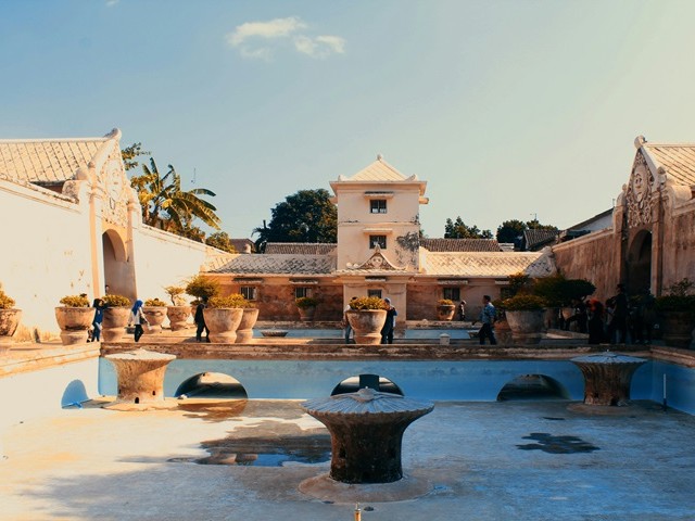 Gambar istana air Taman Sari yang bersejarah.