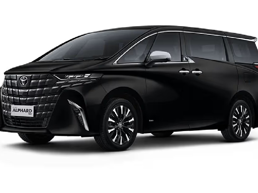 Gambar Toyota Alphard hitam terparkir dengan elegan di depan pintu masuk hotel mewah, menampilkan daya tarik mewah dan luasnya, dengan latar belakang samar Kelapa Gading Jakarta Utara.