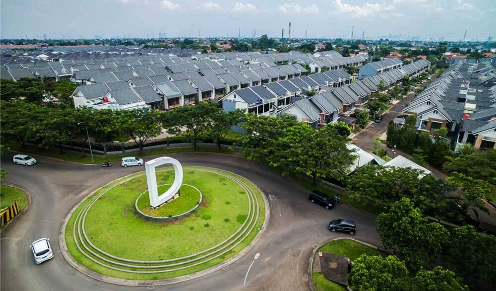 Gambar jalanan perumahan modern di Bintaro Jaya dengan pepohonan hijau.