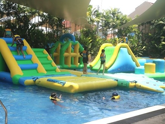 Gambar area kolam renang luas Eastparc Hotel dengan anak-anak bermain.