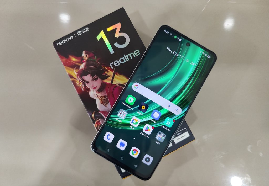 Ponsel yang terlihat modern dan cepat dengan efek blur gerakan, menunjukkan kecepatan performa.