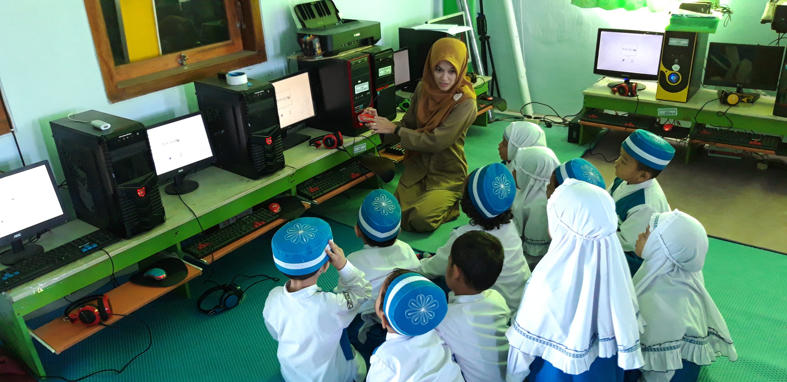 Gambar siswa-siswi sedang praktik di laboratorium komputer atau bengkel dengan peralatan canggih.