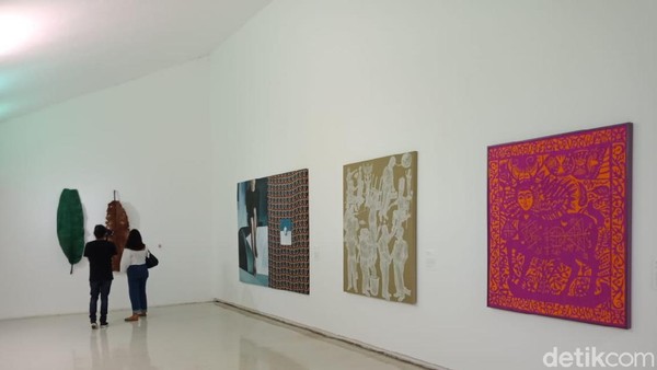 Interior Selasar Sunaryo Art Space dengan instalasi seni modern.