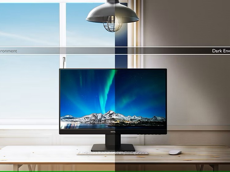 Gambar monitor BenQ Eye-Care di meja kantor rumah yang nyaman, dengan efek visual filter cahaya biru halus di layar atau grafik yang mewakili fitur perlindungan mata.