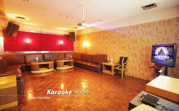 Ruangan karaoke bertema kota Paris dengan Eifel Tower mini di Oasis Karaoke.