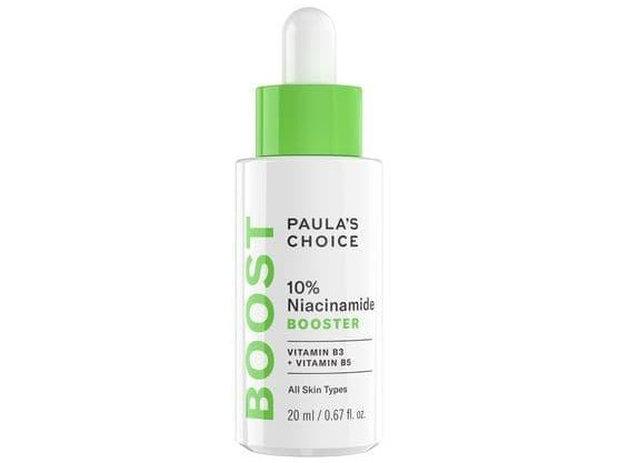 Gambar botol Paula's Choice 10% Niacinamide Booster dengan estetika bersih dan klinis, mungkin dengan grafik samar penghalusan tekstur kulit atau penyempurnaan pori, dengan latar belakang samar M