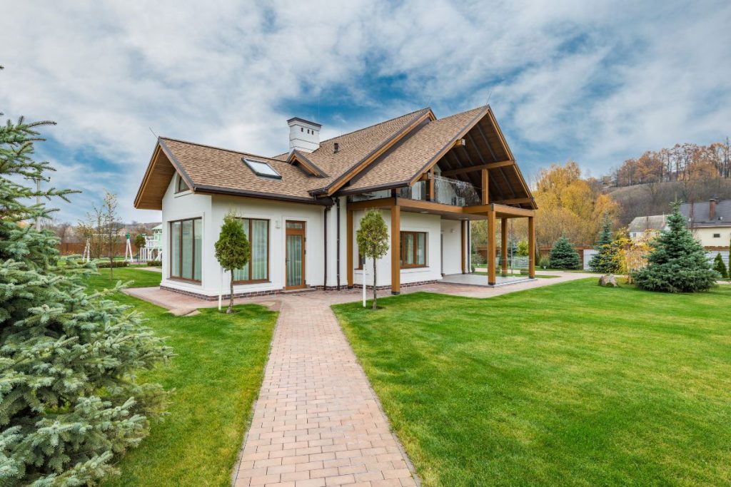 Gambar rumah suburban modern dengan halaman luas dan lingkungan hijau.