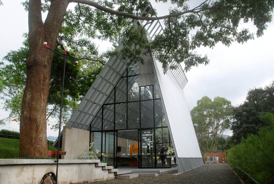 Fasad modern Selasar Sunaryo Art Space dengan patung di halaman.