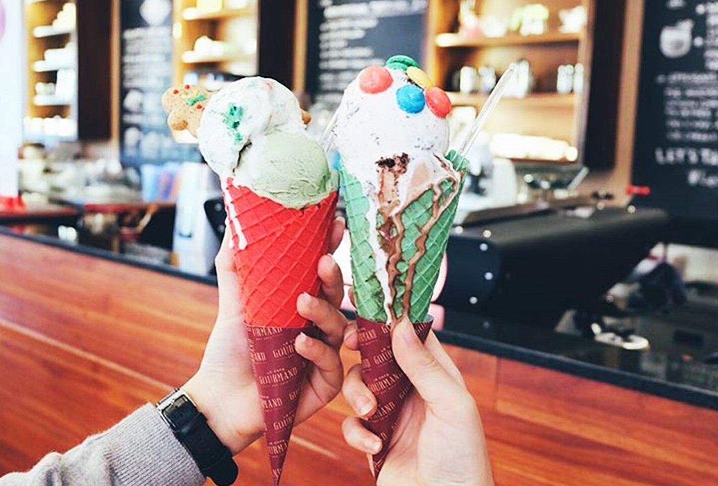 Beberapa scoop gelato warna-warni di dalam cone.