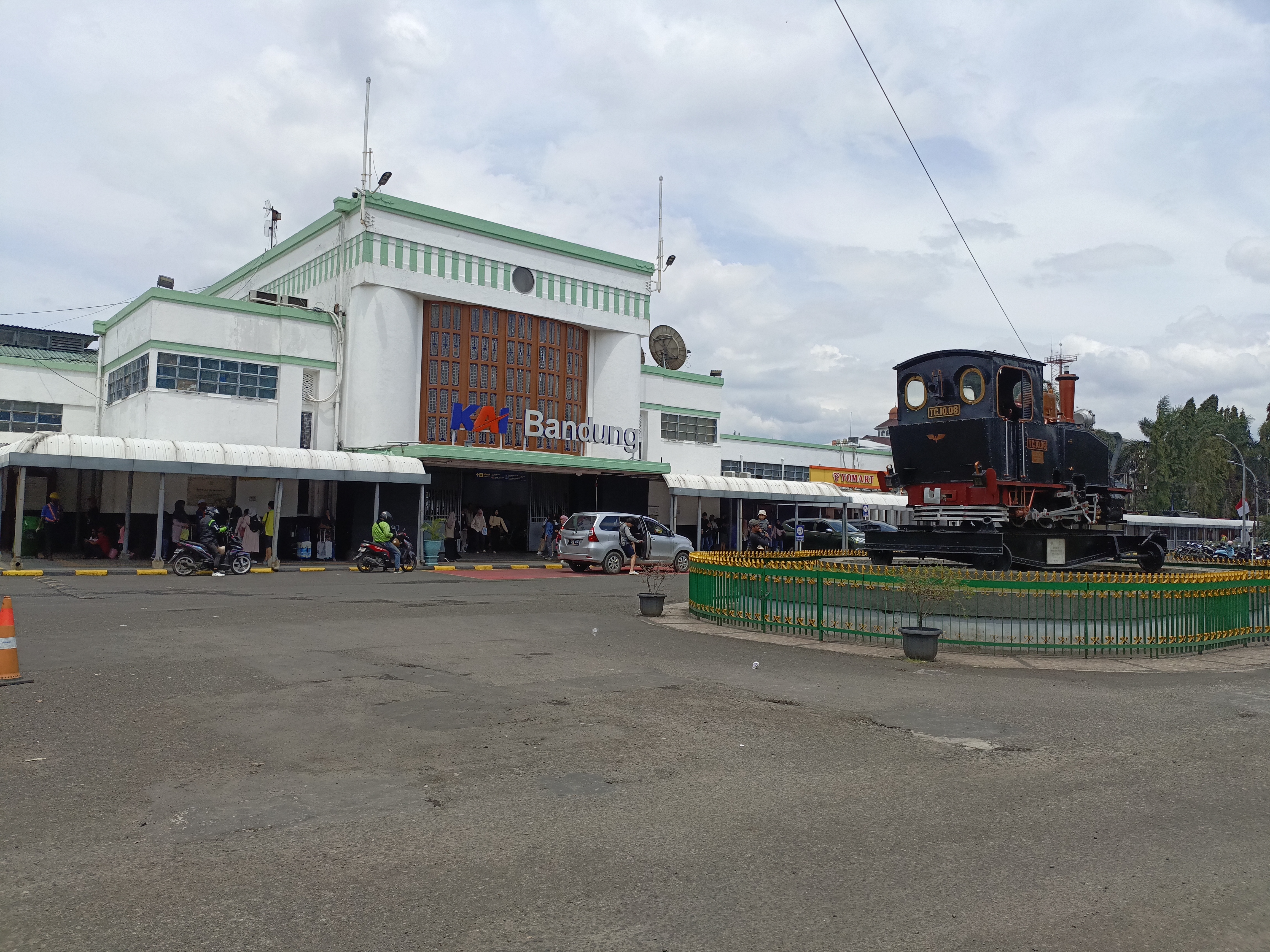 Gambar jalanan ramai di Kebon Kawung dekat stasiun kereta.