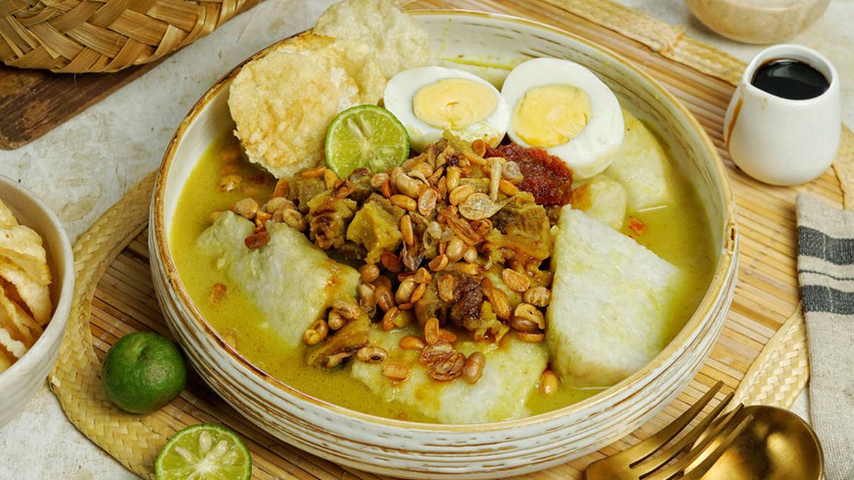 Semangkuk lontong kari hangat khas Bandung