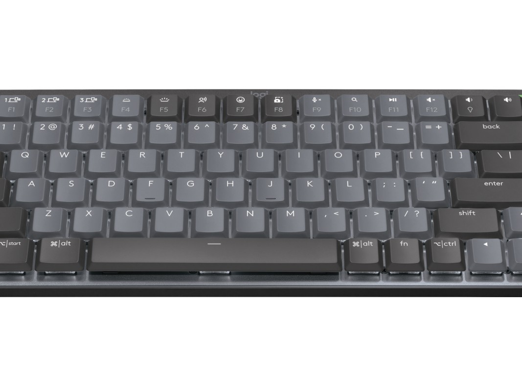 Gambar keyboard Logitech MX Mechanical di atas meja yang bersih dan profesional, menyoroti tombol fungsi khusus dan desain rampingnya, mungkin dengan cahaya halus dari lampu latar.