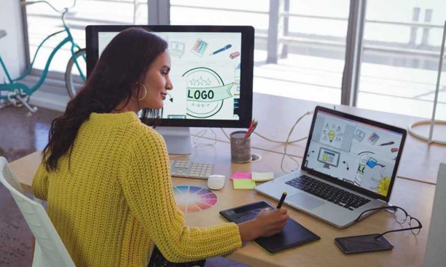 Ahli komputer memberikan konsultasi desain PC