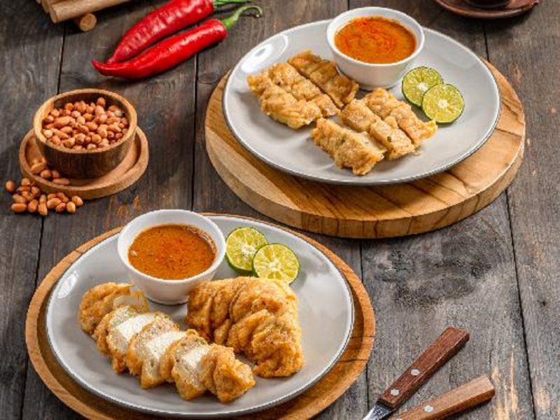Seporsi Batagor Kingsley dengan saus kacang melimpah.