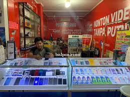 Gambar interior toko handphone bekas dengan berbagai ponsel bekas yang dipajang.