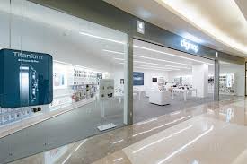 Bagian dalam toko resmi Apple dengan display iPhone terbaru di Digimap Bandung.