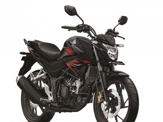 Gambar Honda CB150R StreetFire atau CB650R diparkir di jalan yang ramai di Malioboro, Yogyakarta, menonjolkan desain retro-modern dan daya tarik stylish-nya di tengah latar belakang bersejarah.