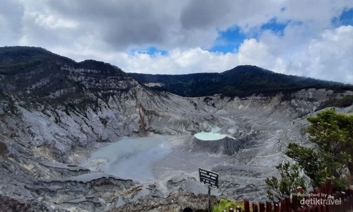 Pemandangan kawah Ratu di Gunung Tangkuban Perahu dengan uap belerang.