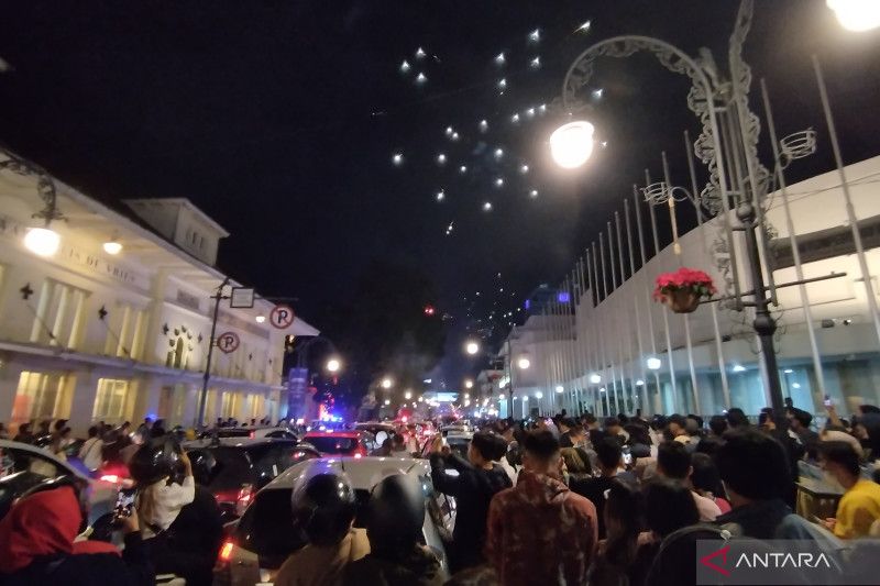 Keramaian di Bandung Light Festival dengan parade lentera dan instalasi cahaya yang indah di Jalan Asia Afrika.