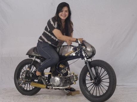 Motor custom bergaya cafe racer di depan Studio Motor Bandung.