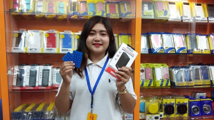 Display berbagai casing handphone berwarna-warni dan screen protector di toko aksesoris Ratu Cellular.