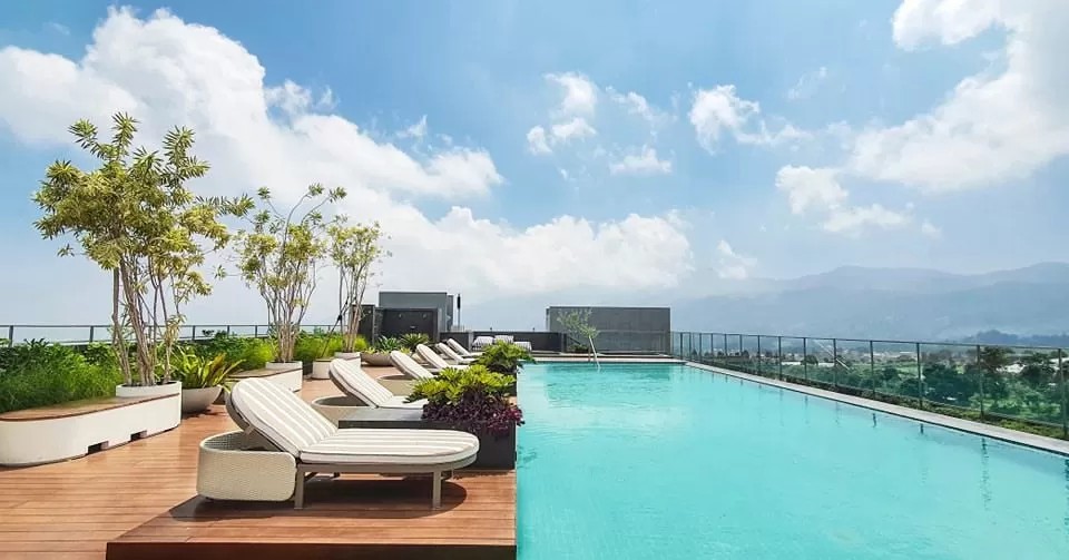 Villa modern dengan kolam renang infinity yang menghadap pegunungan hijau di Bogor.