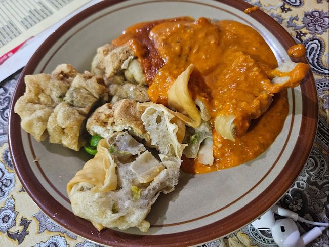 Sepiring Batagor Kingsley dengan bumbu kacang dan irisan jeruk limau.