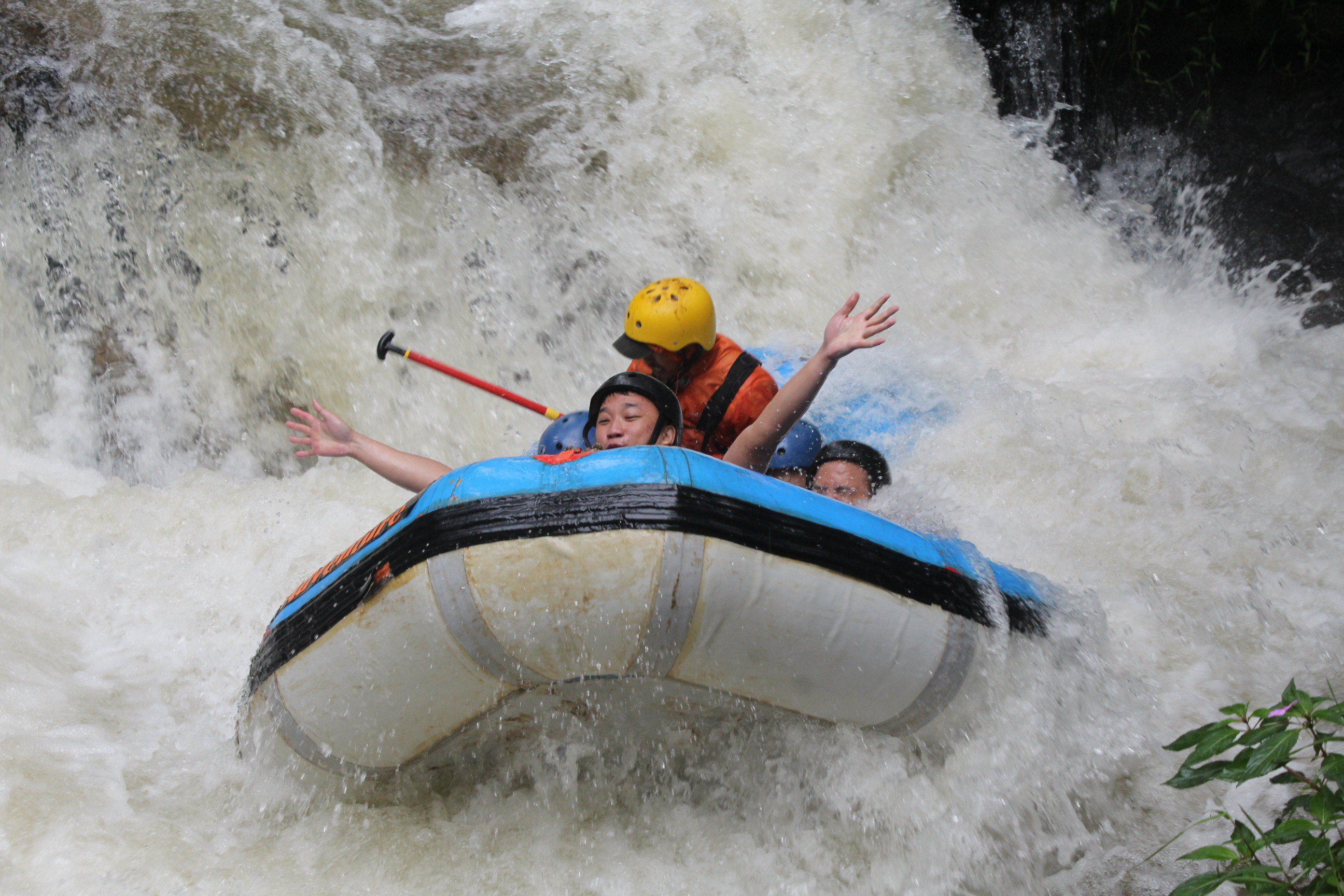 Orang-orang sedang arung jeram di Sungai Palayangan Ciwidey.