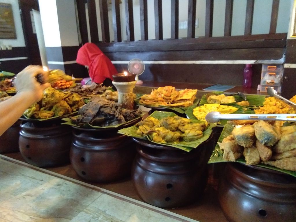 Meja penuh dengan hidangan nasi Sunda lengkap di Warung Nasi Ampera.