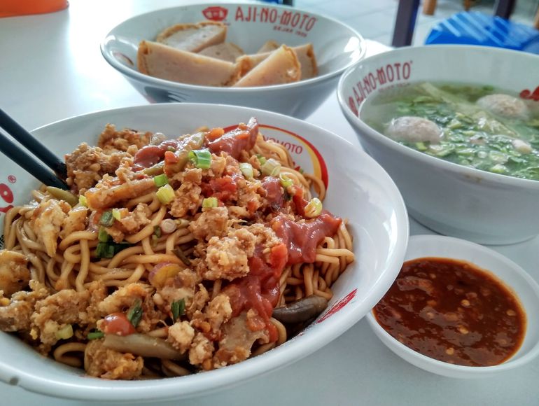 Semangkuk mie yamin Bakmi Naripan dengan topping ayam cincang dan bakso.
