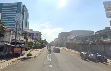 Gambar jalanan yang ramai di Cibeunying Kidul dengan kafe dan butik.