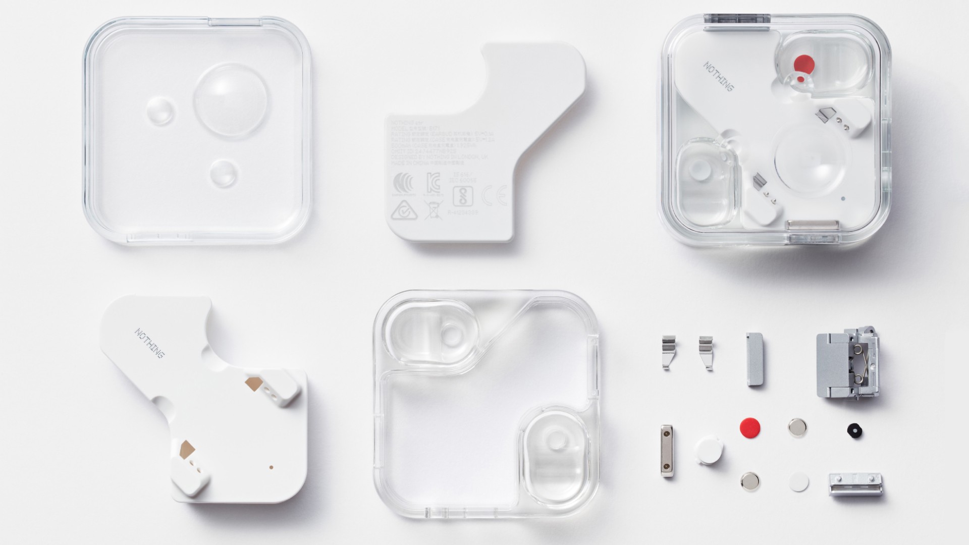 TWS earbuds berwarna putih di dalam casing pengisi daya yang terbuka.