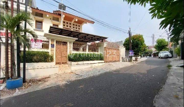 Gambar jalanan perumahan yang tenang di Radio Dalam dengan rumah-rumah terawat.