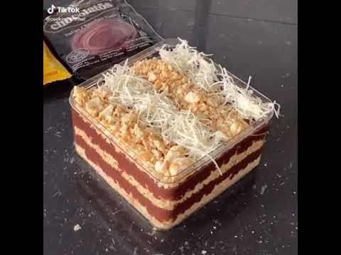 Gambar beberapa potong Gery Saluut Malkist dengan topping cokelat dan keju di atas piring.