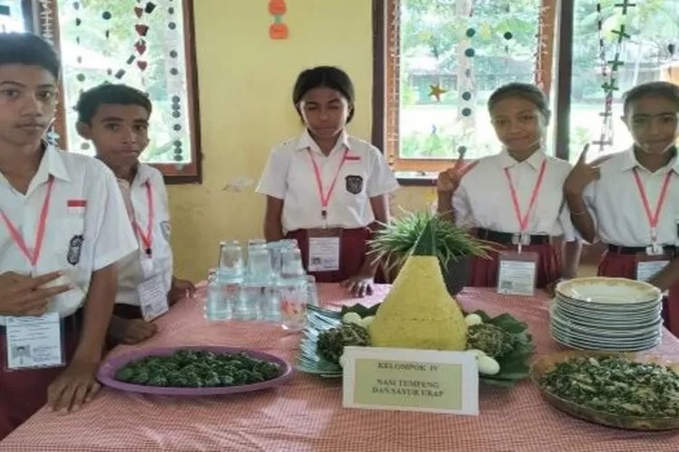 Siswa-siswa sedang praktik di bengkel otomotif atau dapur kuliner sekolah, memakai seragam kejuruan.