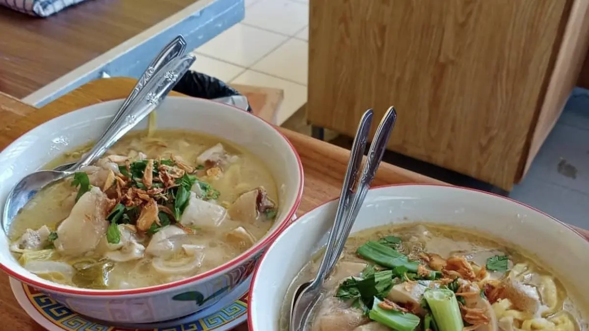 Seorang chef mencicipi semangkuk mie kocok Mang Dadeng dengan ekspresi puas.