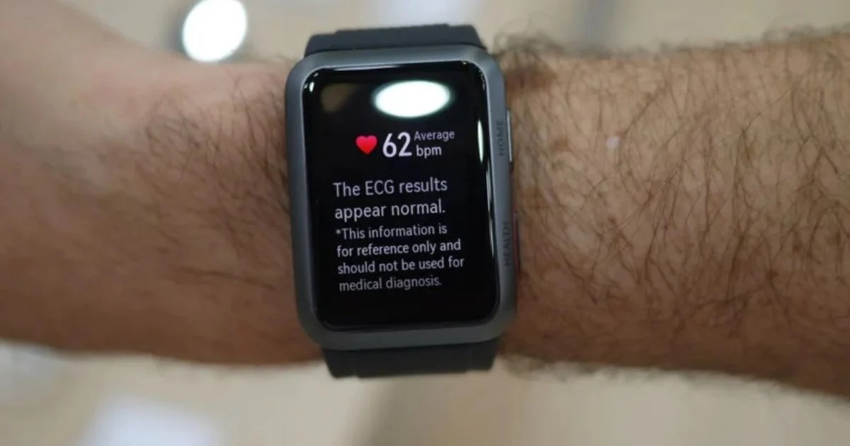 Smartwatch di pergelangan tangan, menampilkan notifikasi dan grafik detak jantung.