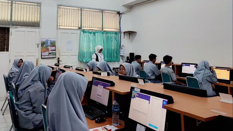 Gambar siswa-siswi dengan serius mengerjakan soal matematika atau sains di meja, dengan buku-buku di sekitar mereka.