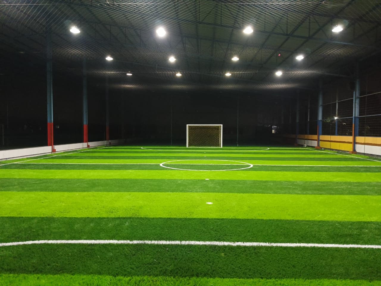 Lapangan futsal indoor dengan rumput sintetis