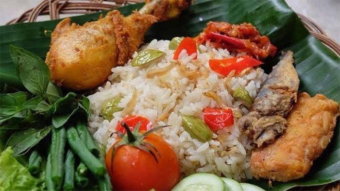 Hidangan Nasi Liwet Sunda dengan lauk ayam bakar, tahu tempe, dan sambal.