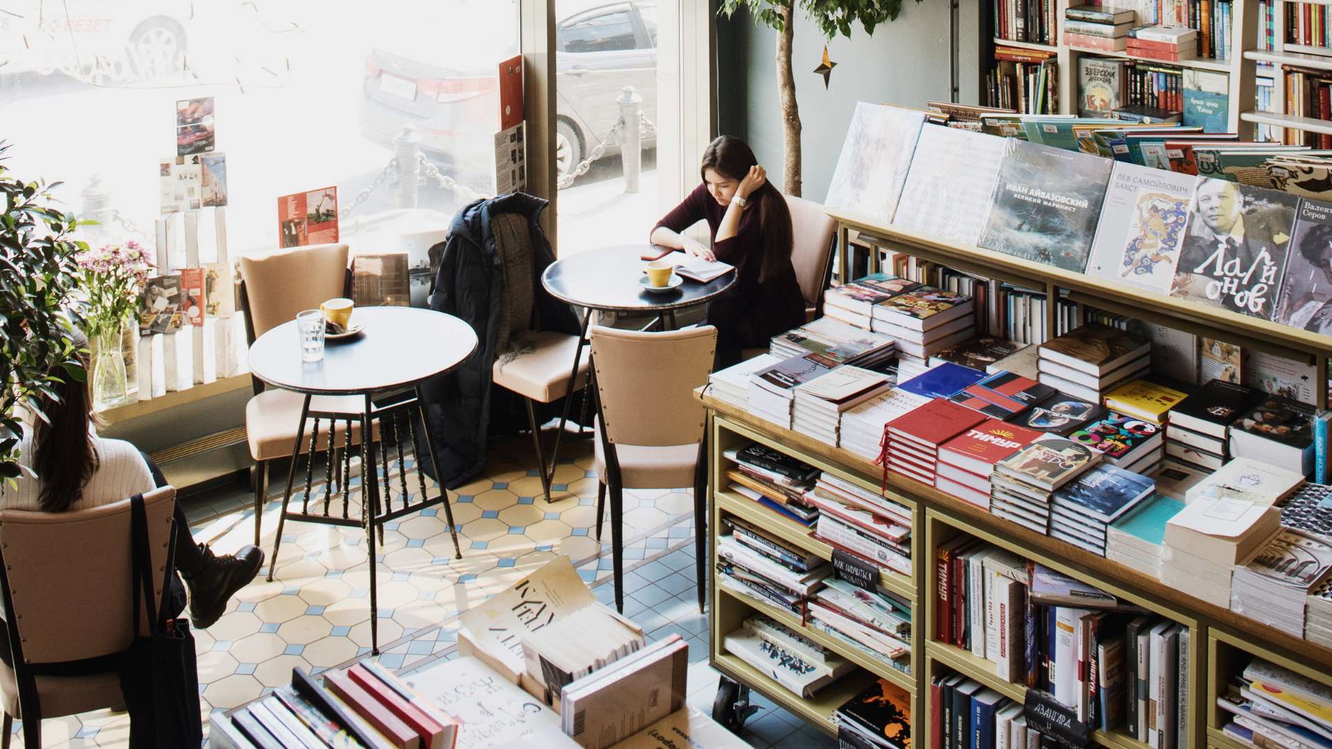 Gambar interior toko buku diskon dengan banyak buku dan tanda penjualan.